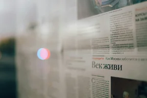 More and more people no longer read newspapers or watch TV programmes to get their news. They get their news from the internet.