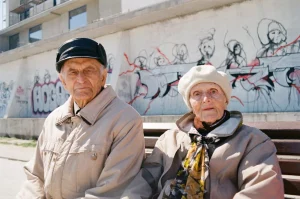 In many countries, people are now living longer than ever before. Some people say an aging population creates problems for the government. Other people think there are benefits of society has more older people.