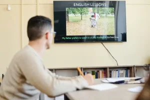 Some experts believe that it is better for children to begin learning a foreign language at primary schools