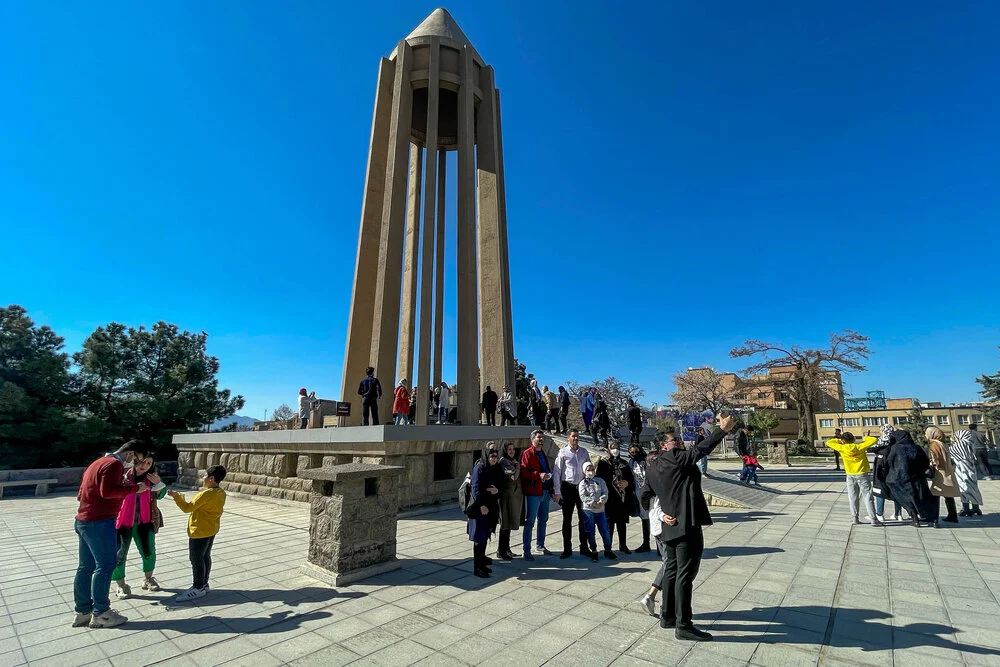 monument tourists enjoy visiting in your country ielts speaking part 3